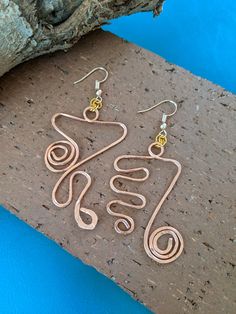 fun asymmetrical, hammered, abstract copper earrings!  great with any outfit! Diy Earrings Paper, Calder Jewelry, Aluminum Wire Jewelry, Copper Wire Earrings, Copper Wire Crafts, Wired Jewelry, Earrings Paper, Wire Jewelry Earrings, Metal Jewelry Making