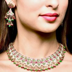 jadau set under 50000 Jadau Necklace Set, 22k Gold Jewelry Necklaces, Jadau Necklace, 22k Gold Jewelry, Hanging Beads, Pearl Necklace Set, Bridal Gold Jewellery Designs, Gold Jewelry Necklace, Emerald Necklace