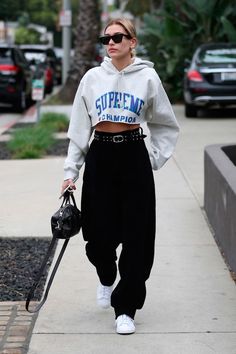 Hailey Baldwin - jogger - jogger - verão - street-style Italian Street Style, Hailey Baldwin Street Style, Stile Kendall Jenner, Hailey Baldwin Style, Mode Editorials, Streetwear Mode, Casual Styles, Model Look, Looks Street Style