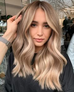 Glossy Caramel Blonde Balayage Hair Caramel Honey Blonde Hair Short, Whiskey Blonde Hair, Butter Beige Blonde Hair, Blonde Balayage 2023, Balayage Hair Blonde Medium Caramel, Biscuit Blonde Balayage, Cool Vs Warm Blonde, Carmel Blonde Balayage, Medium Long Hairstyles For Women