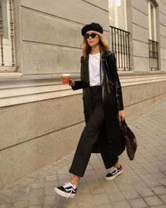 Fashion Definition, Dress Wallpaper, Fashion 30s, Chic Fall Fashion, Wallpaper Fashion, Black White Outfit, Fashion Minimalist, Looks Street Style, Popular Outfits