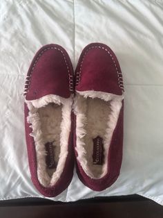 Koolaburra by UGG maroon women's Lezly Slipper. Size 8 U.S.    Slightly used.  Super clean.  No stains, tear or rip.  Very nice. Koolaburra By Ugg, Super Clean, May 5, Porter, Slippers, Bordeaux