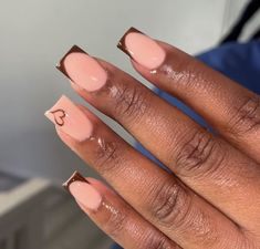 Acrylic Nails With Design On One Nail, Trendy Nails For Wedding Guest, Nail French Tip Designs Short, Cute Short Nail Ideas French Tip, Short Brown Nails Ideas Square, Short Square Polygel Nails, Brown Baddie Nails Short, Nails Acrylic On Dark Skin, Fall Nails Black Women Short