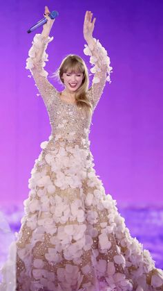 taylor swift performs on stage at the 2013 american music awards