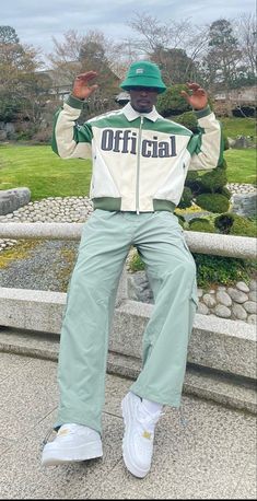 Men Green Outfit, Men Outfits Drip, Green Flare Pants Outfit, Monochromatic Outfit Men, Clothing Styles Men, Pine Green Outfit, Green Sweatshirt Outfit, Outfit Streetwear Men