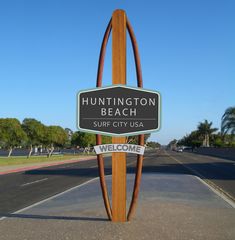 a sign for the huntington beach surf city usa