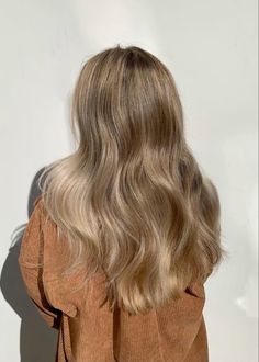 Dark Sandy Blonde Hair Balayage, Level 7 Hair Color Blonde, Dark Blonde Natural Hair, Rooty Blonde Hair Dark Roots, Linen Blonde Hair, Sandy Bronde Haircolor, Soft Autumn Hair Color Blonde, Natural Level 7 Hair Color, Teddy Blonde