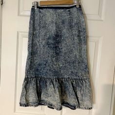 great preloved condition no known flaws  denim inspired (100% cotton, denim style) lightweight  midi length vintage size 9, modern day size 3-5 waist is a 13.5 inch flat lay angels wing  made in canada  -- 90s y2k 80s 2000s skater skate lizzie mcguire grunge rock rock n roll party Trendy Midi-length Cotton Bottoms, Trendy Cotton Midi-length Bottoms, Trendy Midi Length Cotton Bottoms, Trendy Cotton Midi Bottoms, Fitted Acid Wash Bottoms For Spring, Vintage Fitted Denim Skirt With Frayed Hem, Fitted Vintage Denim Skirt With Frayed Hem, Light Wash Fitted Cotton Denim Skirt, Fitted Light Wash Cotton Denim Skirt