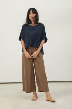 Minimalist Relaxed Fit Organic Cotton Tops, Minimalist Organic Cotton Everyday Tops, Everyday Minimalist Organic Cotton Top, Organic Relaxed Fit T-shirt For Spring, Trendy Everyday T-shirt In Organic Cotton, Brown Color Combinations Outfits, Minimal Boho Style, Beach Pajamas, Elizabeth Suzann