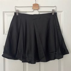 Fully Lined Nwt A-line Bottoms For Summer Night Out, Elegant Black A-line Skort, Black A-line Mini Skirt For Night Out, Black A-line Pleated Skort, A-line Mini Skirt Lined For Night Out, Pleated A-line Mini Skirt For Night Out, Elegant Tennis Skirt With Lining For Night Out, Elegant Lined Tennis Skirt For Night Out, Short Evening Skort With Lined Skirt