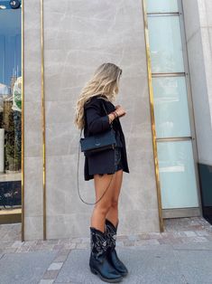 Blazer rapsodia + zadig + tezanas Black Cowgirl Boots Outfit, Black Cowboy Boots Outfit, Summer Boots Outfit, Cowboy Boot Outfits, Western Boots Outfit, Black Cowgirl Boots, Cowgirl Boots Outfit, Botas Western, Winter Boots Outfits