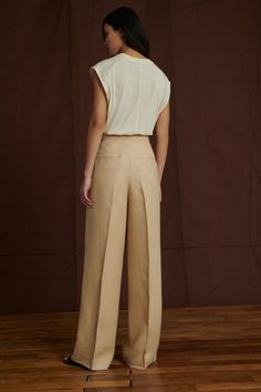 Vanilla wide-leg, flared linen twill trousers - Trousers with wide, flared legs and darts - Front buttoned and zipped fastening - Slant pockets on the front and welt pockets on the back - Sharp crease down the leg - Linen twill The model is 1m73 tall and wears a size 36. Denim Editorial, Pleated Pant, Summer Suit, Twill Trousers, Cardigan Shirt, Accessories Brand, Moon Boots, Pantalon Large, Pleated Pants