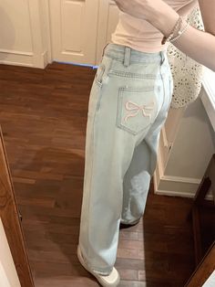 Vintage Light Wash Wide - Leg Jeans - Jeans Estilo Tomboy, Denim Decor, Streetwear Jeans, Jean Large, Denim Color, Pants Style, Light Blue Jeans, Vintage Casual, Type Of Pants