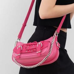 𝔇𝔢𝔱𝔞𝔦𝔩𝔰: Style: Egirl, Kawaii, Kawaii Goth Material: Pu leather Length: 26cm*5.5cm*13cm Chain Length: 33cm This bag features a pinky color & bow-tie decoration. It can match your kawaii wardrobe & help you carry small personal belongings Enjoy free shipping with the purchase of over 80$ Trendy Baguette Bag With Detachable Strap For School, Trendy Pink Bag With Strap, Trendy Leather Baguette School Bag, Vintage Crossbody Bag, Bow Pattern, Casual Tote, Tote Purse, Cute Bows, Pink Leather