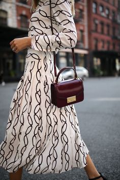 Burgundy bag - Tory Burch Perfect Fall Boots, Burgundy Purse, Coral Maxi Dresses, Bag Outfit, Handbag Outfit, Successful Women, Nyc Fashion