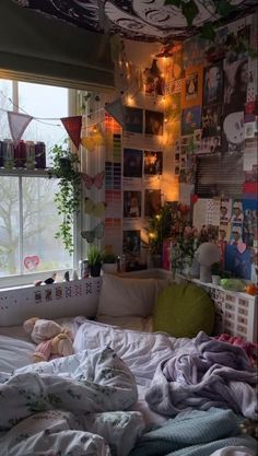 Aesthetic minimalistic indie cute cottage core aesthetic rock kid room inspo decoration ideas records poster wall plant mom grunge 90s hippie style trendy dark academia Dekorasi Kamar Tidur, Room Design Bedroom, Dream Room Inspiration, Room Makeover Bedroom