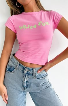 Cute Cropped Shirts, Baby Tee Outfit, Y2k Baby Tee, Girl Fits, Pink Tee, White Fox, Simple Trendy Outfits, Tee Outfit, Pink Shirt