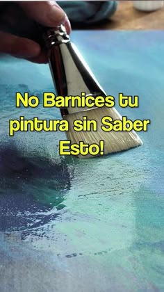 a person is painting with a paintbrush on the floor and it says, no barnies tu pintura sin saber esto