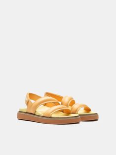 The favorite sandals of street-style? The ROAD PEACH, designed with Nappa leather straps to be the must-have of the season. Their molded insole, elevated rubber sole in pastel yellow, and slingback silhouette make them perfect for strolling through your favorite city, going to work, or a date with your friends. The contrasting embossed logo adds an elegant touch. Pair them with your favorite dress or denim for a casual-chic look. Style: Slingback sandals with two straps. Sole Height: 4.5 cm. Style up your days with the ROAD Collection. For fresh and comfortable looks, these full-leather Nappa sandals are essential in your wardrobe, their neutral tones make them perfectly combinable and versatile. Designed to accompany you on afternoons with friends, workdays, or exploring your new favorite Peach Sandals, Look Casual Chic, Slingback Sandals, Pastel Yellow, The Favorite, Slingback Sandal, Favorite City, Velcro Straps, Embossed Logo