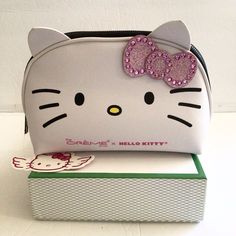 Brand New White Cat Design Pouch Bag, White Bag With Cat Design For Gift, White Bags With Cat Design For Gift, White Bag With Cat Design As A Gift, White Cat Design Bag As Gift, White Cat Design Bag As A Gift, White Hello Kitty Pouch Bag, Cute White Bag With Zipper Pouch, Trendy White Zipper Pouch