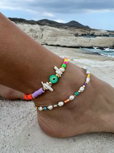 Add a touch of unique style to your summer wardrobe with these stunning handmade ankle bracelets! Diy Ankle Bracelets, Braided Anklets, Handmade Ankle Bracelets, Pop Jewelry, Ankle Bracelets Diy, Beaded Ankle Bracelets, Beaded Ankle, Summer Anklets, Ankle Jewelry