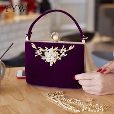 SPECIFICATIONSstyle: fashion,vintage ,retro,elegant,partyred clutch bag: bag womenspurses and handbags: bags for women 2019design: Diamonds, Appliquescolor: blue,red,purple,black,silverclutch bag: evening clutch bagsblue evening clutch: crystal clutch bags 2019Weight:: 510 gramStyle: FashionSize:: 195x235x87mmShape: FLAPPlace Of Origin: GUANG DONG ProvincePlace Of Origin: GUANG DONG ProvincePattern Type: SolidOrigin: CN(Origin)Occasion: VersatileNumber of Handles/Straps: SingleModel Number: 1811 Party Purse Handbags, Red Clutch Bag, Silver Clutch Bag, Crystal Flowers, Luxury Clutch, Red Clutch, Velvet Clutch, Silver Clutch, Crystal Clutch