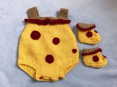 Pizza outfit, age 0-3 months. This baby romper is knitted from soft yellow wool and features a "tomato sauce" frill and crocheted "pepperoni". Comes with matching booties to complete the outfit!  ♥ Size: Newborn / 0-3 months - the romper measures 28cm shoulder - inside leg and 22cm across at widest point when laid flat.  - sole of booties is 7cm long. ♥ Materials: Yarn, plastic snaps. This is a baby yarn, which means that it is soft on baby's skin, but easy to wash.  ♥ Care for me: This yarn can Unisex Photoshoot, Pizza Outfit, Pizza Clothes, Pizza Costume, Baby Pizza, Outfit Yellow, Yellow Romper, Photoshoot Props, Halloween Outfit