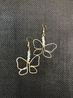 Style 2 of wire wrapped butterfly earrings with white/clear glass beads. About 2.5 inches long and available in gold and silver wire! Wire Jewelry Patterns Butterfly, Crystal Earrings Diy, Wire Wrapped Butterfly, Aluminum Wire Jewelry, Claires Earrings, Earring Inspo, Wire Wrapped Jewelry Diy, Bijoux Fil Aluminium, Easy Jewelry