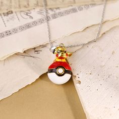 Item feito à mão


Materiais: Prata


Amuleto Pokémon Pikachu. Este pequeno e fofo Pikachu está apenas esperando para pular em sua pulseira. Um charme adorável para a garota da moda.
Esta linda conta dará um toque especial à criação da sua pulseira.
 
RECURSOS:

* prata esterlina genuína .925

* encanto para pulseira ou colar

* serve para pulseiras Pandora

* Compatível com a maioria das principais marcas



INSTRUÇÕES DE CUIDADO:

1. Evite o contato com todos os líquidos e produtos químicos,