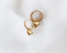 18kGold Hoop Earrings * Minimalistic Heart Earrings * Heart Dangle Earrings * Dainty Earrings * 18K Gold Huggy Hoop Earring * Small Earrings * AntiTarnish ⊹ Visit our store to check-out our complete collection ⊹ https://www.etsy.com/shop/SolaeJewelry ⊹ Materials ⊹ High Quality 18K Gold plated  Stainless Steel, Tarnish free, Waterproof Introducing our beautifully crafted Heart Huggie Hoops, made with high-quality 18K Gold Plated Stainless Steel. These earrings are perfect for everyday wear, offer Earring Small, Gold Earrings Models, Modern Gold Jewelry, Heart Hoop Earrings, Earrings Heart, Jewelry Accessories Ideas, Heart Dangle Earrings, Earrings Dainty, Small Earrings