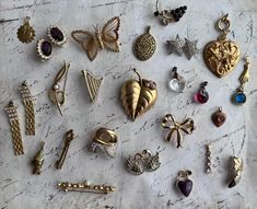 there are many different types of brooches on the table