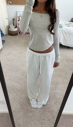 Clean Girl Fits Aesthetic, Sweatpants Tank Top Outfit, Clean Girl Outifts, Lazy Girl Aesthetic Outfits, Spagetti Tops Outfit, College Class Outfits Comfy, Comfy Outfits For School Lazy Days, Clean Girl Outfit Ideas, All White Fit