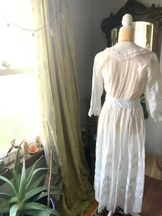 Vestido blanco victoriano vestido blanco eduardiano vestido | Etsy Vintage Gowns, Victorian Dress, Clothes