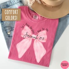 This For I know the plans I have for you Jeremiah 29:11 Comfort Colors Christian Shirt with Coquette pink bow is the perfect Religious t shirt for your wardrobe! Our Comfort Colors tees are super soft, DTG printed (printed with ink), and 100% cotton. ❗❗There may be a slight difference in the colors due to different monitors. ❗❗ 🌞 HOW TO ORDER 🌞 * Select your size and color from the drop-down menu * Add your shirt to cart. If you would like more than one, add each one to cart individually. * Proceed to check out! * Your shirt will be ready to ship in 1-3 days! 🌞 SIZING 🌞 Check the Size Chart and Fit Guide in the photos for reference! 🌞 PRODUCTION + SHIPPING 🌞 * Order Production: 1-3 business days  * Standard Shipping: 1-5 business days after production time 🌞 SHIRT DETAILS 🌞 * 100% Bible Verse T Shirt, Christian Tshirts Women, Christian Shirts Designs, Christian Tshirt, Gods Girl, Jeremiah 29, Coquette Pink, Christian Tees, Youth Group