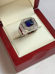 Antiques Art Deco Style Silver Blue Sapphire Glass Ring Un grande anello essenziale ed elegante. Argento, un grande zaffiro blu in vetro e tanti piccoli strass. Condizioni come da foto Accessori non compresi Luxury Royal Blue Rings For Formal Occasions, Formal Royal Blue Diamond Rings, Luxury Royal Blue Formal Rings, Formal Blue Sapphire Ring, Modern Sapphire Ring With Center Stone As Gift, Elegant Blue Sapphire Ring For Formal Occasions, Modern Sapphire Jewelry For Formal Occasions, Classic Royal Blue Rings For Formal Occasions, Blue Diamond Ring For Formal Occasions