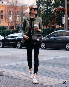 Green Jacket Outfit, Brunch Outfit Winter, Neutral Fall Outfits, Outfit Chic, Brunch Outfit, Chanel Black