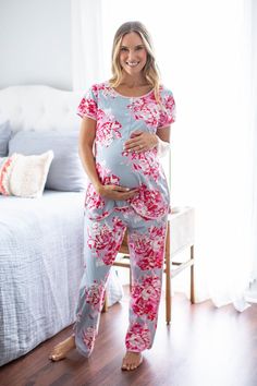 Please choose your pre pregnancy size in the drop down menu.From baby bump to nursing mom!This pretty Maternity / Nursing Pajama Set is designed to make you feel gorgeous, yet comfortable & stylish as your bump grows.Perfect for sleeping, relaxing or just lounging around the house. Don't forget to pack this set for your hospital stay, perfect for the first pictures with your new baby and receive your visitors in comfort and style.Easy front snaps breastfeeding access. You will love this set beyo Mom Pajamas, Newborn Swaddle Set, Maternity Pajama Set, Nursing Pajama Set, Newborn Swaddle Blanket, Maternity Nursing Pajamas, Pajamas Matching, Nursing Pajamas