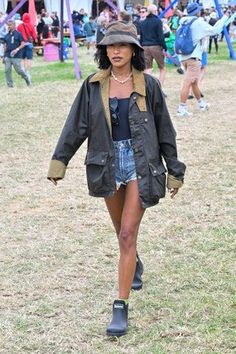 Elegant Festival Outfit, Family Festival Outfit, Glastonbury Outfit Ideas, Festival Outfit Uk 2024, Rainy Music Festival Outfit, Festival Outfit Glastonbury, Indie Gig Outfit, Uk Festival Outfit 2024, Music Festival Outfits Fall