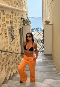 Island Beach Pictures Ideas, Cute Holiday Outfits Summer, Summer Outfits 2024 Aesthetic, Holiday Fits Summer, Summer Island Outfits, Orange Rave Outfit, Island Photo Ideas, Greece Instagram Pictures, Summer Pictures Instagram