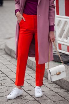 Color Blocking ist ein großes Thema der Saison, das gerade mit den Trendfarben Rot und Pink perfekt umgesetzt werden kann. Red Pants Outfit, Red Trousers, Berlin Fashion Week, Red Pants, Red Outfit, Inspiration Mode, Mode Inspiration, Red Fashion