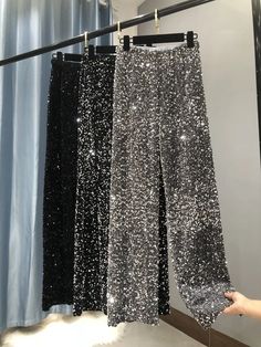 Season : Autumn/Winter Age : JUNIOR Pant Style : Wide leg pants Waist Type : high Pattern Type : Solid Decoration : Sequined Fabric Type : Broadcloth Fit Type : LOOSE Style : High Street Length : full length Material : COTTON,Polyester Elasticity : Slight Strech         尺码信息 Size Info 尺寸CM       裤长   腰围 臀围   桶围   - - -   - 均码 102    60拉伸86 98~108   46-50 备注:宝贝均为平铺测量,由于测量的差异,会有1-2CM的误差,不能接受的勿拍 请注意显示器的不同可能会造成颜色的差异     WHAT ABOUT REFUND?   Fast refund,100% Money Back Guarantee. If your product is d Vintage Jeans Style, Sequin Pant, Celana Fashion, Chique Outfit, Gold Pants, Shiny Pants, Sequin Pants, Pleated Fabric, Wide Pants