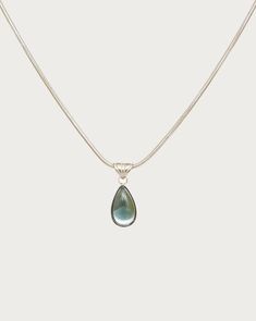 Le collier Waterdrop capture l'essence de la beauté naturelle dans sa conception. D'une fabrication exquise, ce collier est doté d'un pendentif captivant en forme de goutte d'eau qui éblouit d'un éclat brillant. Le pendentif est délicatement suspendu à une chaîne délicate, créant une apparence élégante et raffinée qui complète parfaitement n'importe quelle tenue.
 
 
 Matériaux :Acier inoxydable plaqué platine, résine
 
 
 Mesures : 380 mm/14,96" de longueur, 50 mm/1,97" de longueur d'extension. En Route Jewelry, Peridot Green, Dainty Chain, Marine Blue, Labradorite Pendant, Water Drops, Belleza Natural, Green Stone, Blue And Silver