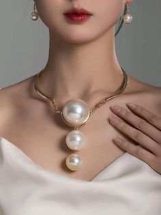 Office Jewelry Professional Women, Pearl Necklace With Dress, Pearl Necklace Designs Unique, Modern Pearl Necklace Design, Modern Pearl Necklace, Spring Jewelry Trends, Pokemon Jewelry, Large Pearl Necklace, Pearl Clothing