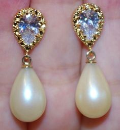 Being offered is a fabulous HNADMADE FANCY 14K GOLD FILLED 30 MM LARGE GOLDEN TEARDROP MAJORCA PEARL EARRINGS WITH 12MM PEAR SHAPE CZSTUDS THESE EARRINGS ARE NEW OLD STOCK PEARLS. THEY ARE TRUE MAJORCA FROM SPAIN. THEY ARE NEW OLD STOCK FROM HOBE COMPANY. 15 X 10 MM NICE SIZE PEARLS TEAR DROPS 12 MM CZ PEAR STUDS NOTICEABLE SIZE DROPS 30 MM TOP TO BOTTOM. YOU WILL LOVE WEARING THEM Yellow Gold Drop Bridal Earrings For Formal Occasions, Classic Pear-shaped Gold Earrings, Formal Yellow Gold Drop Bridal Earrings, Glamorous Gold Earrings For Formal Occasions, Exquisite Gold Clip-on Earrings, Pear-shaped Bridal Earrings For Evening, High Luster Drop Pearl Earrings For Anniversary, Gold 14k Bridal Earrings For Formal Occasions, Glamorous Gold-plated Bridal Earrings