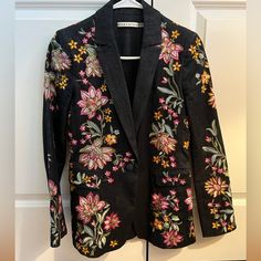 Bnwot Absolutely Gorgeous Alive And Olivia Denim Blazer Price Firm Tailored Floral Embroidered Blazer For Spring, Spring Tailored Denim Outerwear, Spring Tailored Embroidered Blazer, Spring Tailored Blazer With Embroidery, Spring Embroidered Tailored Blazer, Tailored Embroidered Outerwear For Spring, Tailored Long Sleeve Denim Jacket For Spring, Tailored Denim Jacket For Spring, Denim Blazer