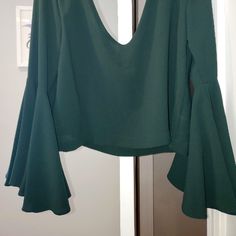 New Never Worn Zara Trafaluc Medium Womens Hunter Green Blouse. Deep V Neckline Wide Bell Sleeves, Cross Neck Band In The Back 100%Polyester Dress To Impress Get Everyone Admiring Your Great Sense Of Style. Casual V-neck Blouse For Going Out, Stretch V-neck Blouse For Party, Spring V-neck Blouse For Night Out, Green V-neck Top For Night Out, Elegant V-neck Blouse For Going Out, V-neck Blouse For Going Out In Fall, Cropped Fall Party Tops, Cropped Tops For Fall Parties, Fall Party Cropped Tops