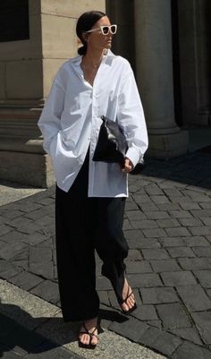 Clean Street Style, Summer Street Style 2024, Oversized Blouse Outfit, Capsule Wardrobe Black, Retro Chic Fashion, Street Style 2023, Black Linen Trousers, Wardrobe Black, Mode Casual