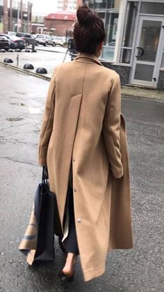 Palto Woman Winter Coats, Minimalist Chic Outfit, Iranian Women Fashion, Coat Trends, Mode Abaya, Mode Casual, Oversized Coat