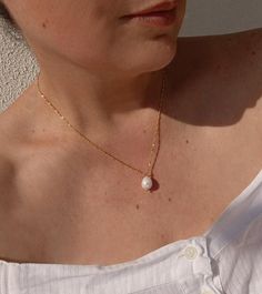 Single Pearl Necklace, Single Pearl Choker, Bridal Necklace, Minimalist Necklace, Bridesmaid Gift, Valentine's Gift, Christmas Gift for Mom Dainty minimalist necklace with genuine pearl that is perfect for wedding, for bridesmaids , for everyday look and for gift. -Material: High Quality 925 Sterling Silver High Quality 925 Sterling Silver gold filled 18k Freshwater pearl size: 9 - 10 mm -Length: 16 inches+2 inches extension 18 inches+2 inches extension -100% hypoallergenic-totally safe for skin Single Pearl Necklace, Single Pearl, Christmas Gift For Mom, Necklace Minimalist, Valentine's Gift, Wedding Jewellery Necklace, Pearl Choker, Christmas Gifts For Mom, Bridal Necklace