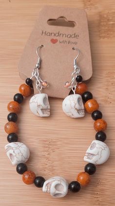 Get ready for the spooky season with this unique handmade jewelry set, featuring a skull bracelet and matching earrings! Perfect for Halloween or any time you want to add a bit of edge to your outfit. This set includes: Bracelet: Crafted with a combination of striking white skull beads, rich orange beads, and glossy black beads, this bracelet is both bold and stylish. The skull beads have a crackled effect, adding an extra touch of character. Earrings: Matching dangle earrings that feature the s Beaded Skull Bracelet, Halloween Jewelry Diy Ideas, Diy Halloween Jewelry, Skull Bead Jewelry, Halloween Jewelry Diy, Halloween Beaded Jewelry, Character Earrings, Handmade Jewelry Set, Spider Crafts